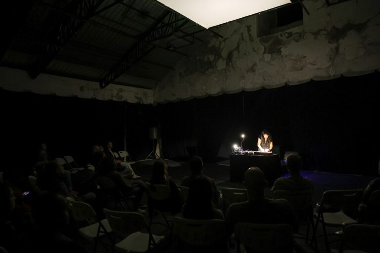 Concerto/ato sonoro Geomorfia #1.4, resultante de gravações de campo efetuadas por Carla Santana na serra da Arrábida