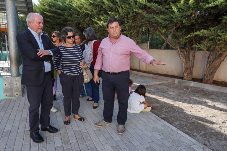 Presidente e vice-presidente da Câmara, André Martins e Carla Guerreiro, visitaram, com o presidente da União das Freguesias de Setúbal, Rui Canas, a Escola Básica n.º 9 do Casal das Figueiras, que foi alvo de obras