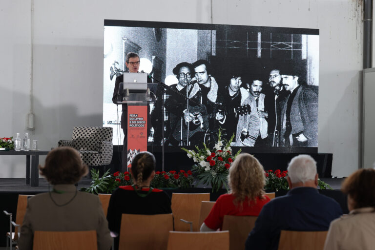 Comemorações dos 50 anos do 25 de Abril - Venham mais Vinte e Cincos | Feira do Livro e do Disco Políticos - Panfletos - Pedro Tadeu