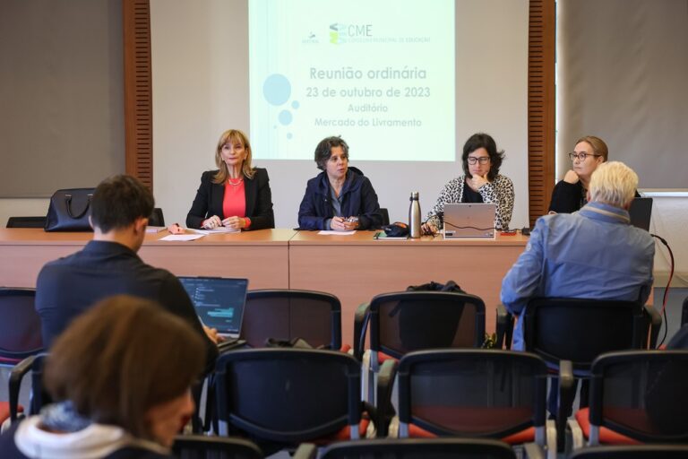 Vice-presidente da Câmara, Carla Guerreiro, na reunião do Conselho Municipal de Educação