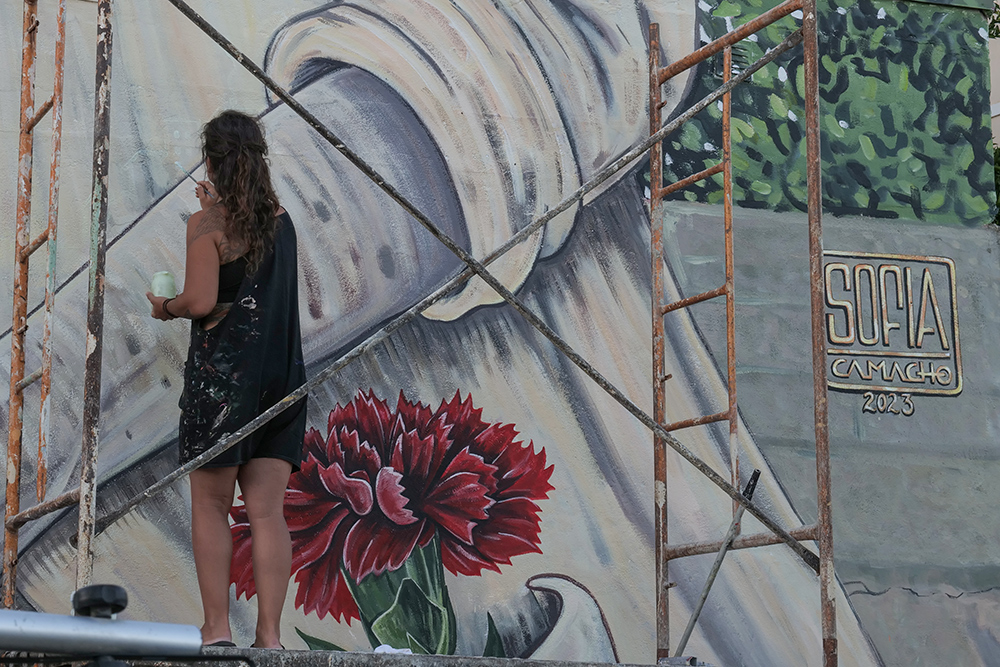 Mural de Sofia Camacho embeleza Jardim Grito dos Pescadores