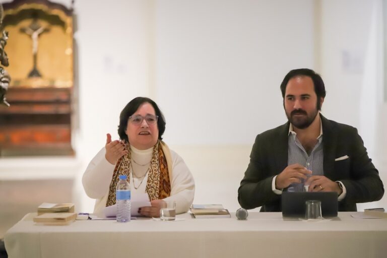 A professora e investigadora Fátima Ribeiro de Medeiros e o presidente da Associação Cultural Sebastião da Gama, Lourenço de Morais, em conferência integrada nas comemorações do centenário do nascimento de Joana Luísa e Sebastião da Gama