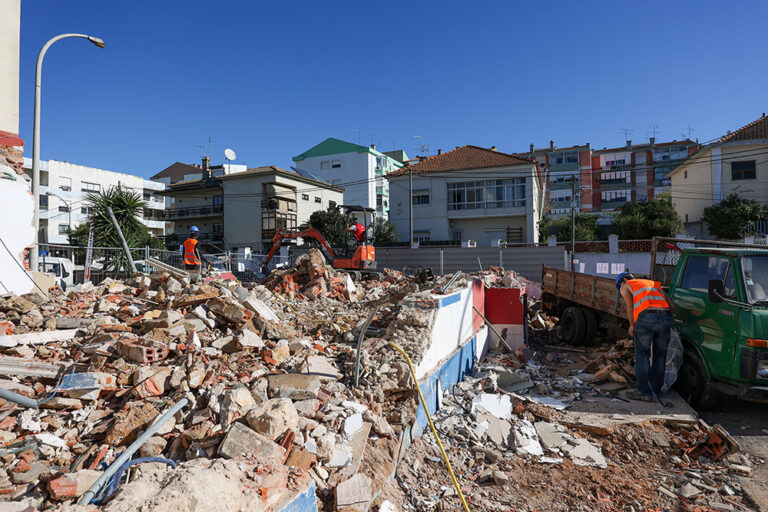 Demolição de edifício na Avenida dos Ciprestes