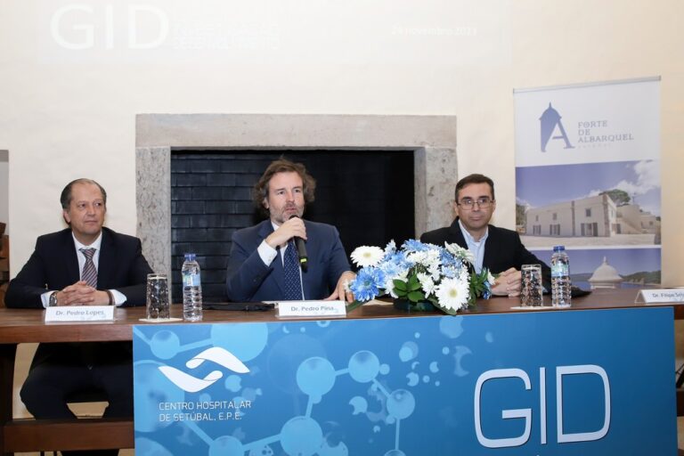 Vereador Pedro Pina, presidente do conselho de administração do Centro Hospitalar de Setúbal, Pedro Lopes, e coordenador do Gabinete de Investigação e Desenvolvimento do CHS, Filipe Seixo, na entrega da sétima edição do Prémio GID