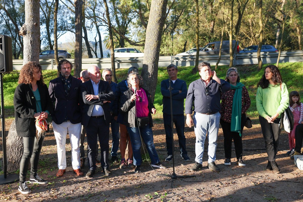Fernanda Rodrigues, da Associação Cidadãos P'la Arrábida e Estuário do Sado, discursa no magusto realizado no Parque de Merendas da Comenda