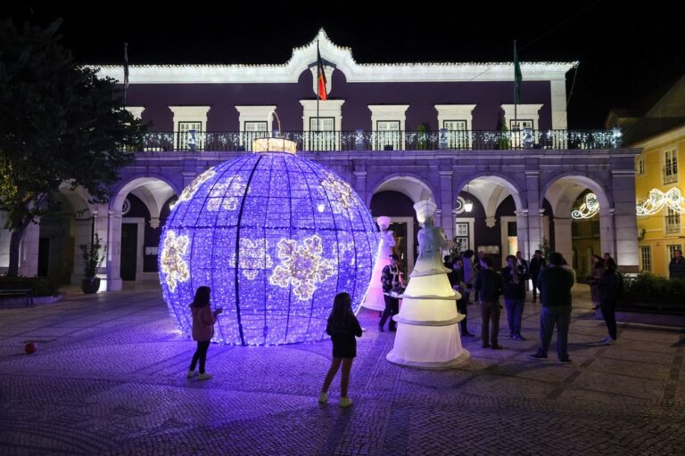 Iluminação natalícia foi acompanhada de animação itinerante