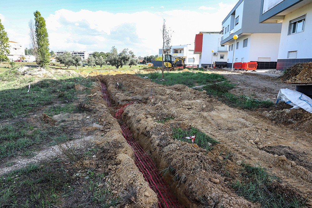 Trabalhos de abertura de valas para instalar iluminação pública no Parque Urbano da Quinta da Amizade