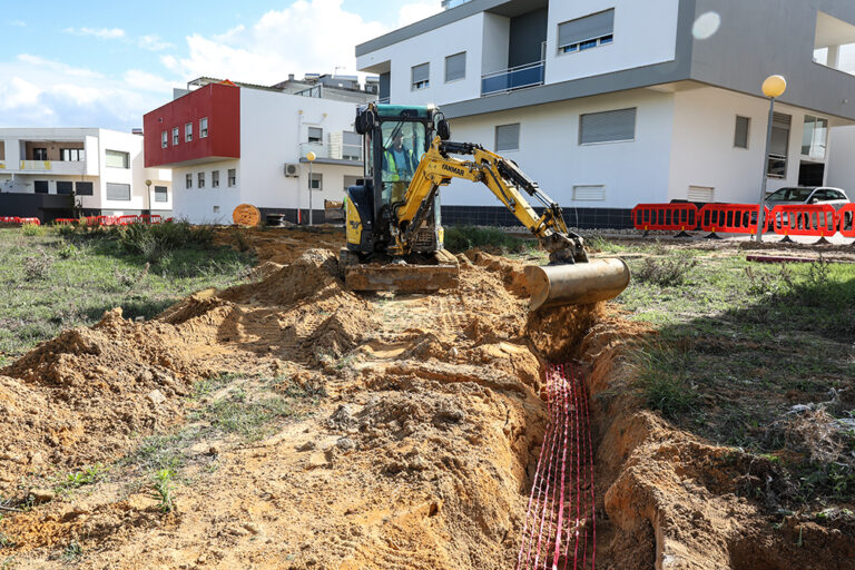 Trabalhos de abertura de valas para instalar iluminação pública no Parque Urbano da Quinta da Amizade