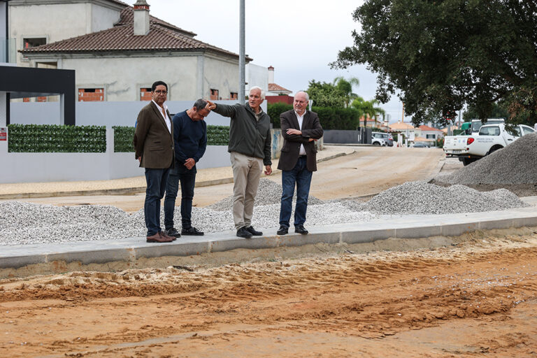 Presidentes da Câmara Municipal, André Martins, e da Junta de Freguesia de Gâmbia-Pontes-Alto da Guerra visitaram obra de requalificação da Rua das Mimosas