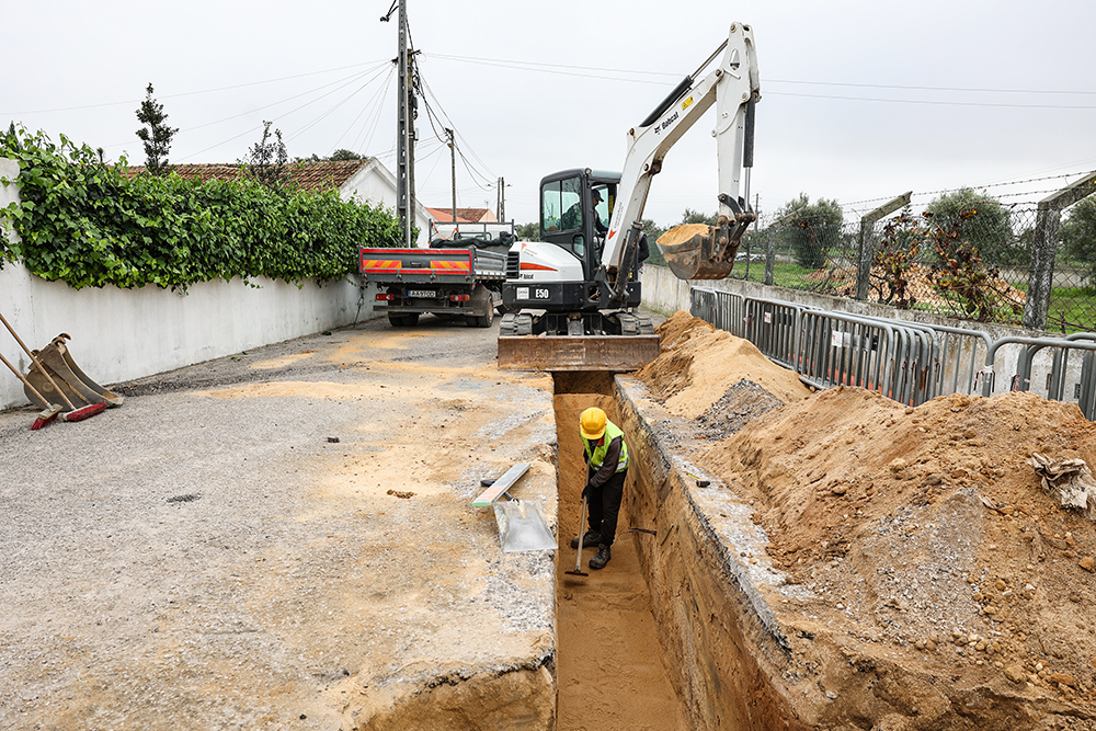 Trabalhos na rede de saneamento na Rua dos Sete Olhos, na Mourisca