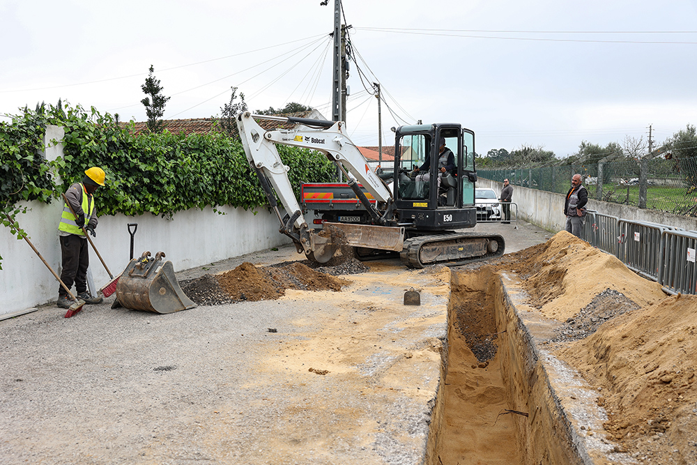 Trabalhos na rede de saneamento na Rua dos Sete Olhos, na Mourisca
