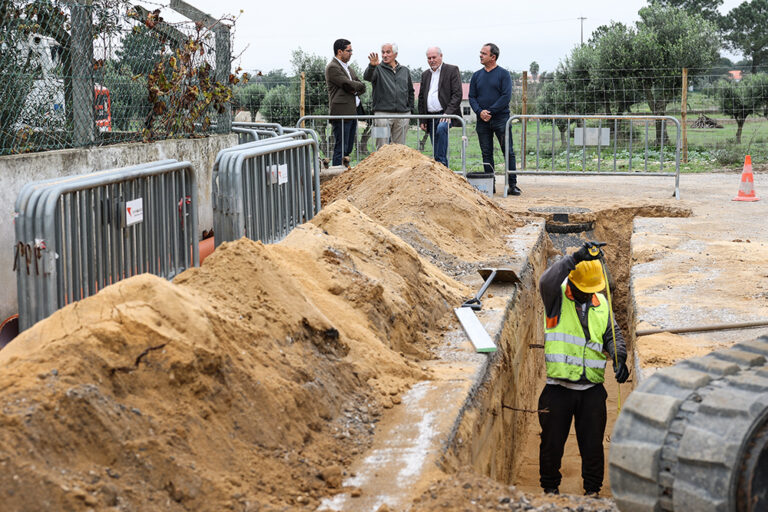 André Martins e Luís Custódio verificaram a evolução dos trabalhos na instalação da rede de saneamento na zona da Mourisca