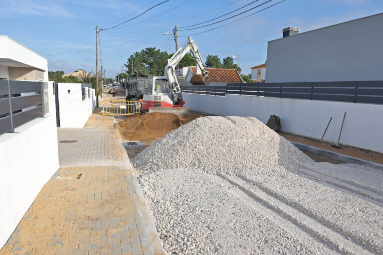 Rua da Tradição, em Brejos de Azeitão, em requalificação para receber sistema de drenagem de águas pluviais, para receber as águas da chuva, bem como piso em asfalto e passeios