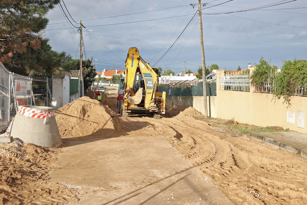 Rua da Tradição, em Brejos de Azeitão, em requalificação para receber sistema de drenagem de águas pluviais, para receber as águas da chuva, bem como piso em asfalto e passeios