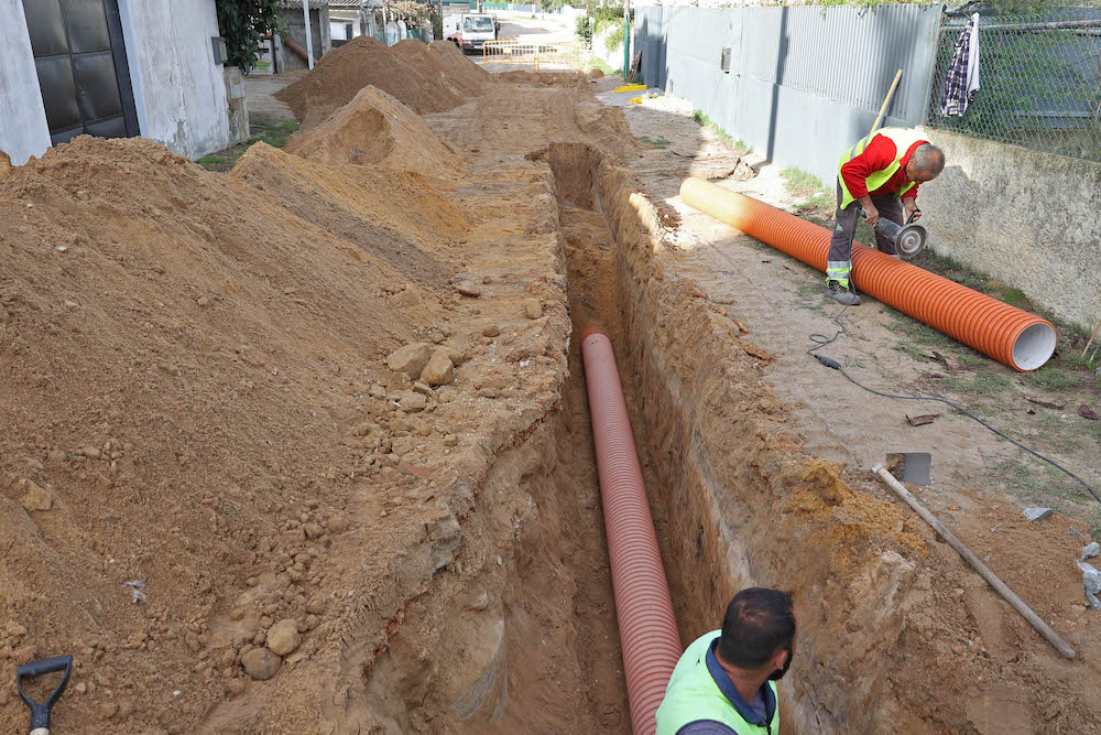 Rua da Tradição, em Brejos de Azeitão, em requalificação para receber sistema de drenagem de águas pluviais, para receber as águas da chuva, bem como piso em asfalto e passeios