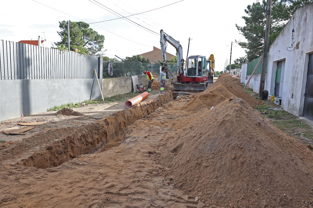 Rua da Tradição, em Brejos de Azeitão, em requalificação para receber sistema de drenagem de águas pluviais, para receber as águas da chuva, bem como piso em asfalto e passeios