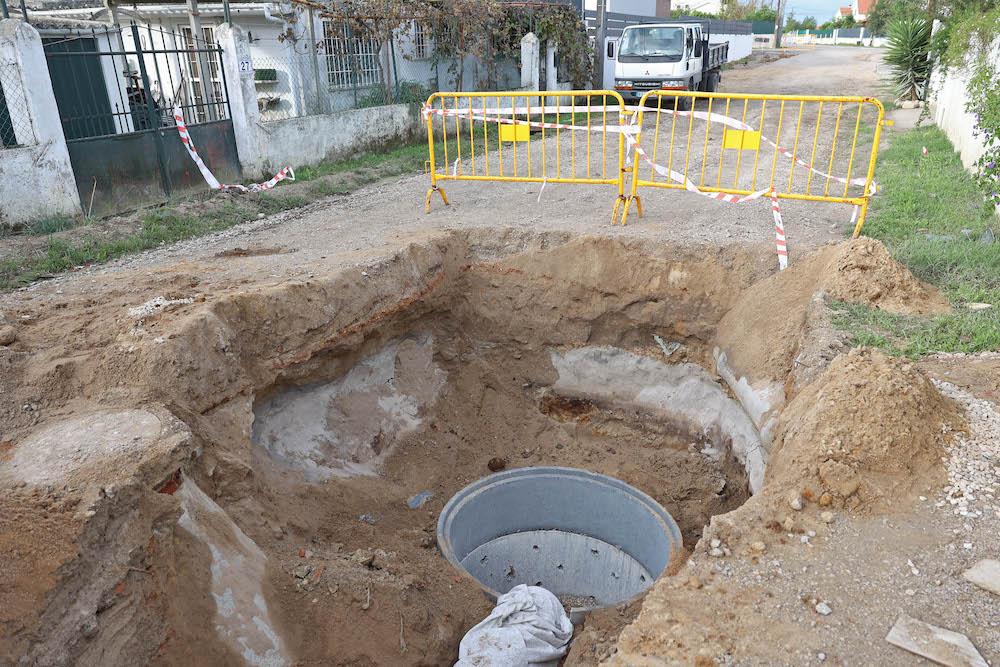 Rua da Tradição, em Brejos de Azeitão, em requalificação para receber sistema de drenagem de águas pluviais, para receber as águas da chuva, bem como piso em asfalto e passeios