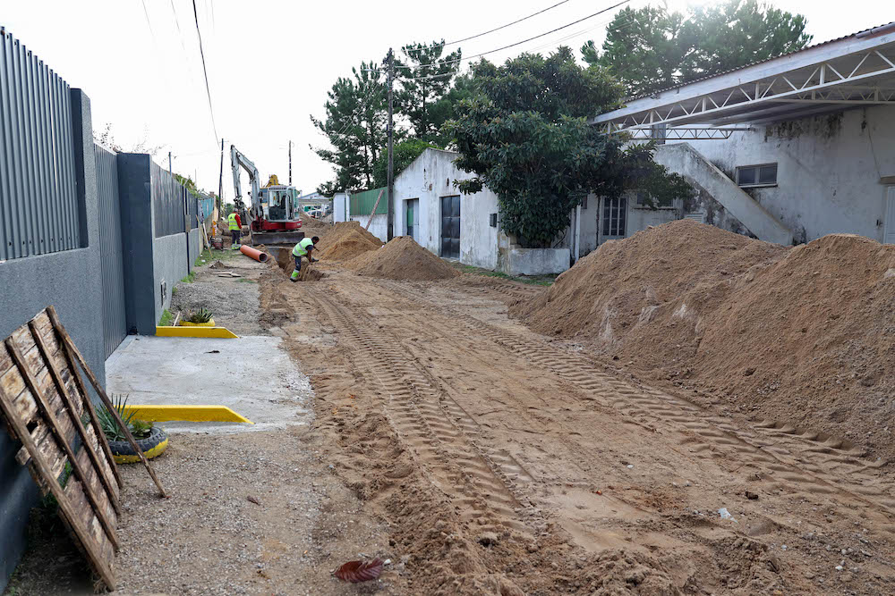 Rua da Tradição, em Brejos de Azeitão, em requalificação para receber sistema de drenagem de águas pluviais, para receber as águas da chuva, bem como piso em asfalto e passeios