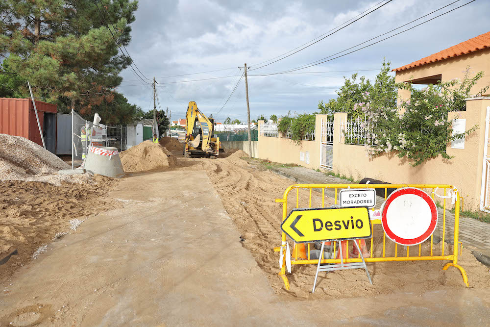 Rua da Tradição, em Brejos de Azeitão, em requalificação para receber sistema de drenagem de águas pluviais, para receber as águas da chuva, bem como piso em asfalto e passeios
