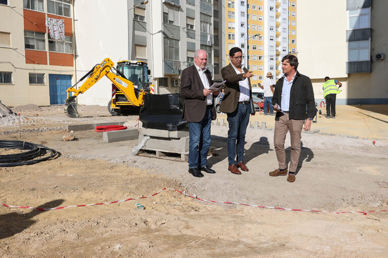 Presidentes da Câmara e da Junta de Freguesia de São Sebastião, André Martins e Luís Matos, visitaram obras de requalificação de um espaço público junto da Rua dos Atoleiros, no Monte Belo Sul