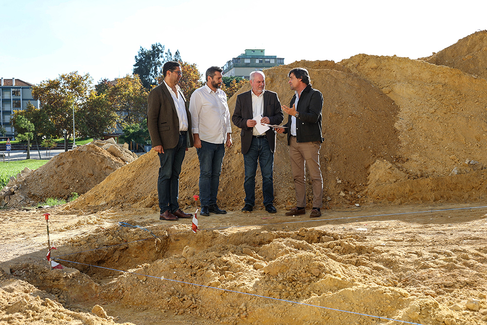 Presidentes da Câmara e da Junta de Freguesia de São Sebastião, André Martins e Luís Matos, visitaram obras de requalificação de um espaço público junto da Rua dos Atoleiros, no Monte Belo Sul