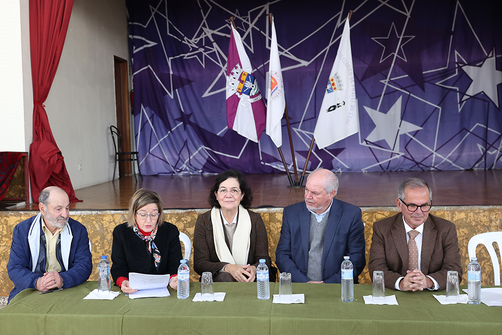 Assinatura de protocolo tripartido para reabilitação das instalações do Rancho Folclórico de Praias do Sado - presidente da Câmara, André Martins, secretário de Estado da Administração Local e Ordenamento do Território, Carlos Miguel, presidente da Comissão de Coordenação e Desenvolvimento Regional de Lisboa e Vale do Tejo, Teresa Almeida, diretora-geral da Direção-Geral das Autarquias Locais, Paula Costa, e presidente do rancho, Acácio Guerreiro
