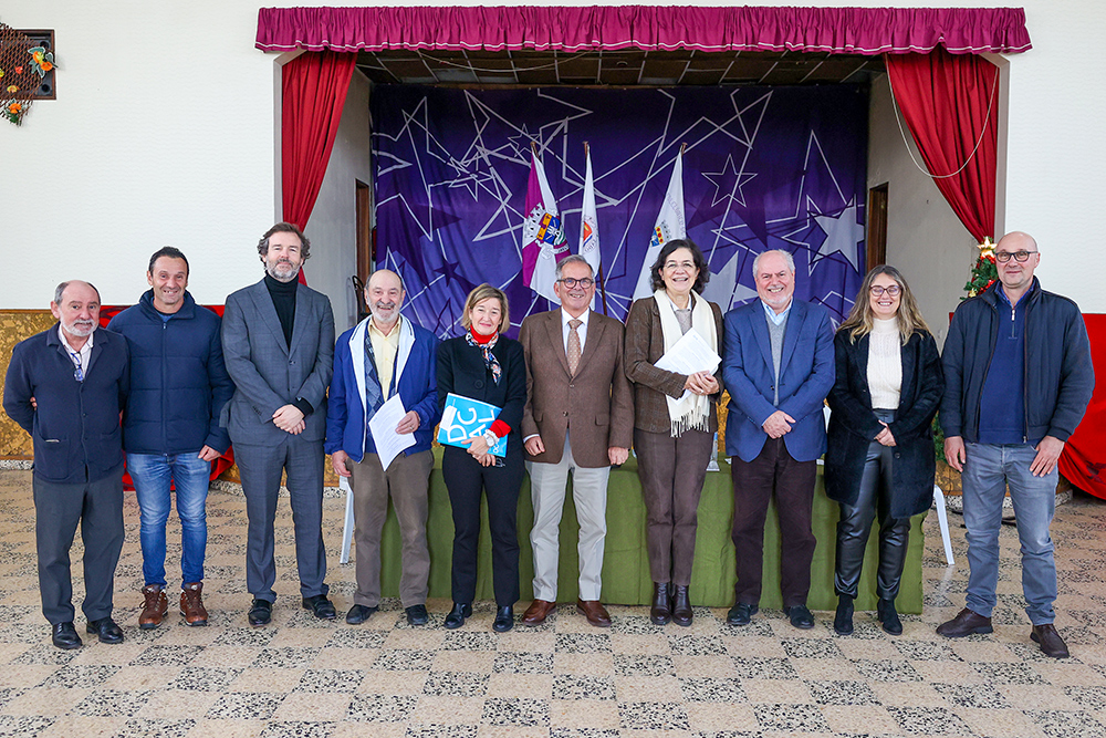 Assinatura de protocolo tripartido para reabilitação das instalações do Rancho Folclórico de Praias do Sado, com a presença do presidente da Câmara, André Martins, do vereador da Cultura, Pedro Pina, do secretário de Estado da Administração Local e Ordenamento do Território, Carlos Miguel, da presidente da Comissão de Coordenação e Desenvolvimento Regional de Lisboa e Vale do Tejo, Teresa Almeida, da diretora-geral da Direção-Geral das Autarquias Locais, Paula Costa, e do presidente do rancho, Acácio Guerreiro