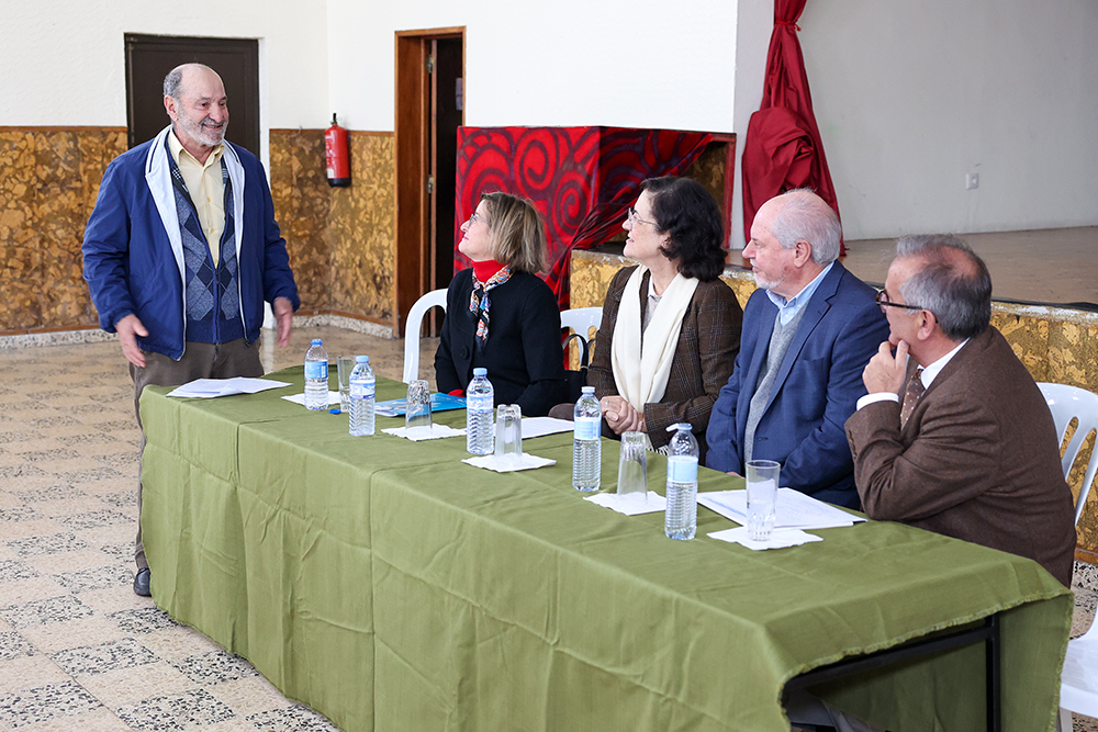 Assinatura de protocolo tripartido para reabilitação das instalações do Rancho Folclórico de Praias do Sado - presidente do rancho, Acácio Guerreiro, usa da palavra perante o presidente da Câmara, André Martins, o secretário de Estado da Administração Local e Ordenamento do Território, Carlos Miguel, a presidente da Comissão de Coordenação e Desenvolvimento Regional de Lisboa e Vale do Tejo, Teresa Almeida, e a diretora-geral da Direção-Geral das Autarquias Locais, Paula Costa