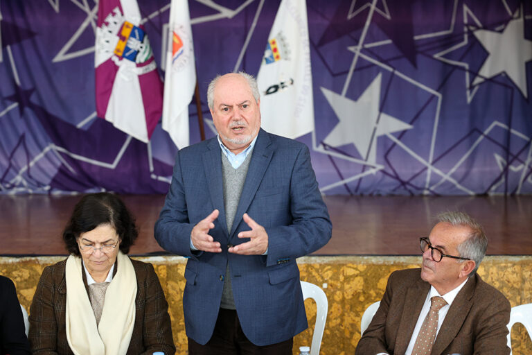 Assinatura de protocolo tripartido para reabilitação das instalações do Rancho Folclórico de Praias do Sado - presidente da Câmara, André Martins, secretário de Estado da Administração Local e Ordenamento do Território, Carlos Miguel, e presidente da Comissão de Coordenação e Desenvolvimento Regional de Lisboa e Vale do Tejo, Teresa Almeida