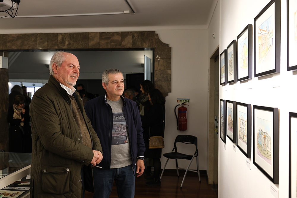 Inauguração da exposição de António Madureira Pais “Bairro Salgado – do bairro ao museu com aguarelas”. Presidente da Câmara, André Martins, com o autor