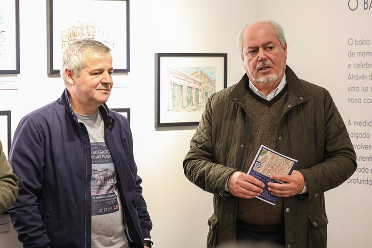 Inauguração da exposição de António Madureira Pais “Bairro Salgado – do bairro ao museu com aguarelas”. Presidente da Câmara, André Martins, com o autor