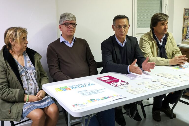 Vereador Carlos Rabaçal, administrador da AMARSUL Sérgio Bastos, presidente da Junta de Freguesia de São Sebastião, Luís Matos, e moradora Emília Ribeiro na apresentação do projeto-piloto Bairros a Reciclar, nas Manteigadas