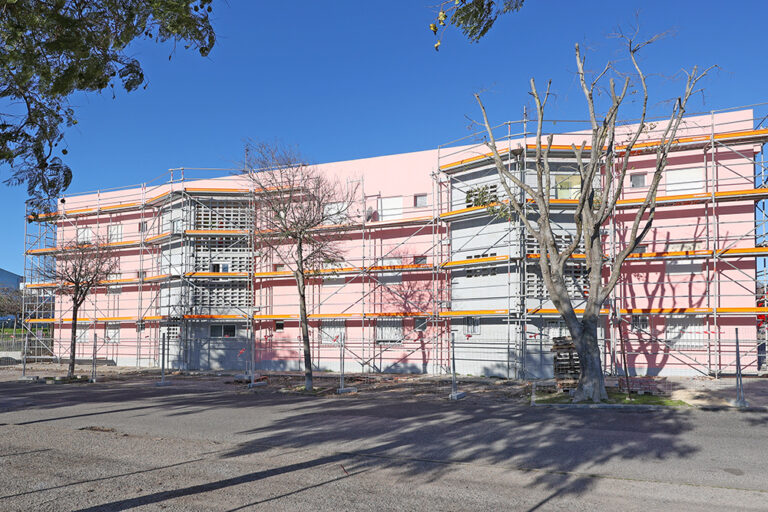 A Câmara Municipal iniciou a requalificação do bairro Alameda das Palmeiras, um investimento de quase 12 milhões e meio de euros para recuperar 38 edifícios e 252 fogos