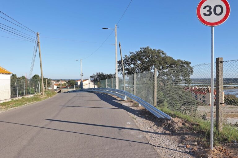 Troço da Rua Carmelindo Elias, na freguesia do Sado, recebeu rails de segurança