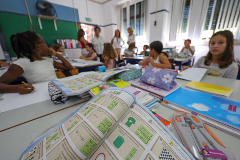 Alunos em sala de aula na EB de Vendas de Azeitão