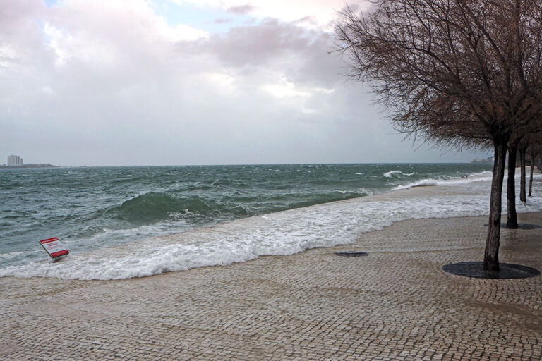Setúbal com aviso laranja para agitação marítima entre as 09h00 e as 15h00 de 17 de janeiro