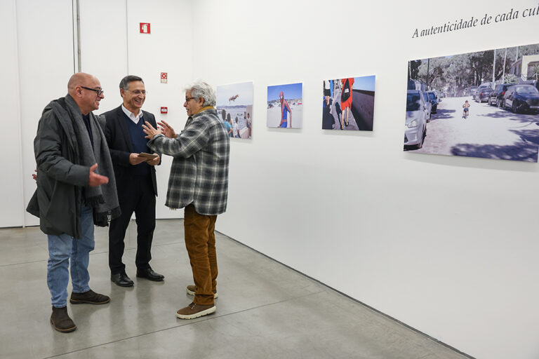 Inauguração da exposição fotográfica “Margem Sul”, de Luís Ramos - o autor com o vereador Carlos Rabaçal e José Teófilo Duarte, do atelier DDLX e programador na Casa da Cultura