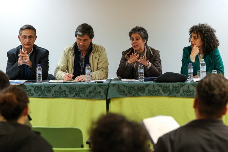 Reunião com moradores do bairro de Vale do Cobro no âmbito do programa municipal “Ouvir a População, Construir o Futuro” - Vice-presidente da Câmara, Carla Guerreiro, vereadores Carlos Rabaçal e Rita Carvalho e presidente da Junta de Freguesia de São Sebastião, Luís Matos