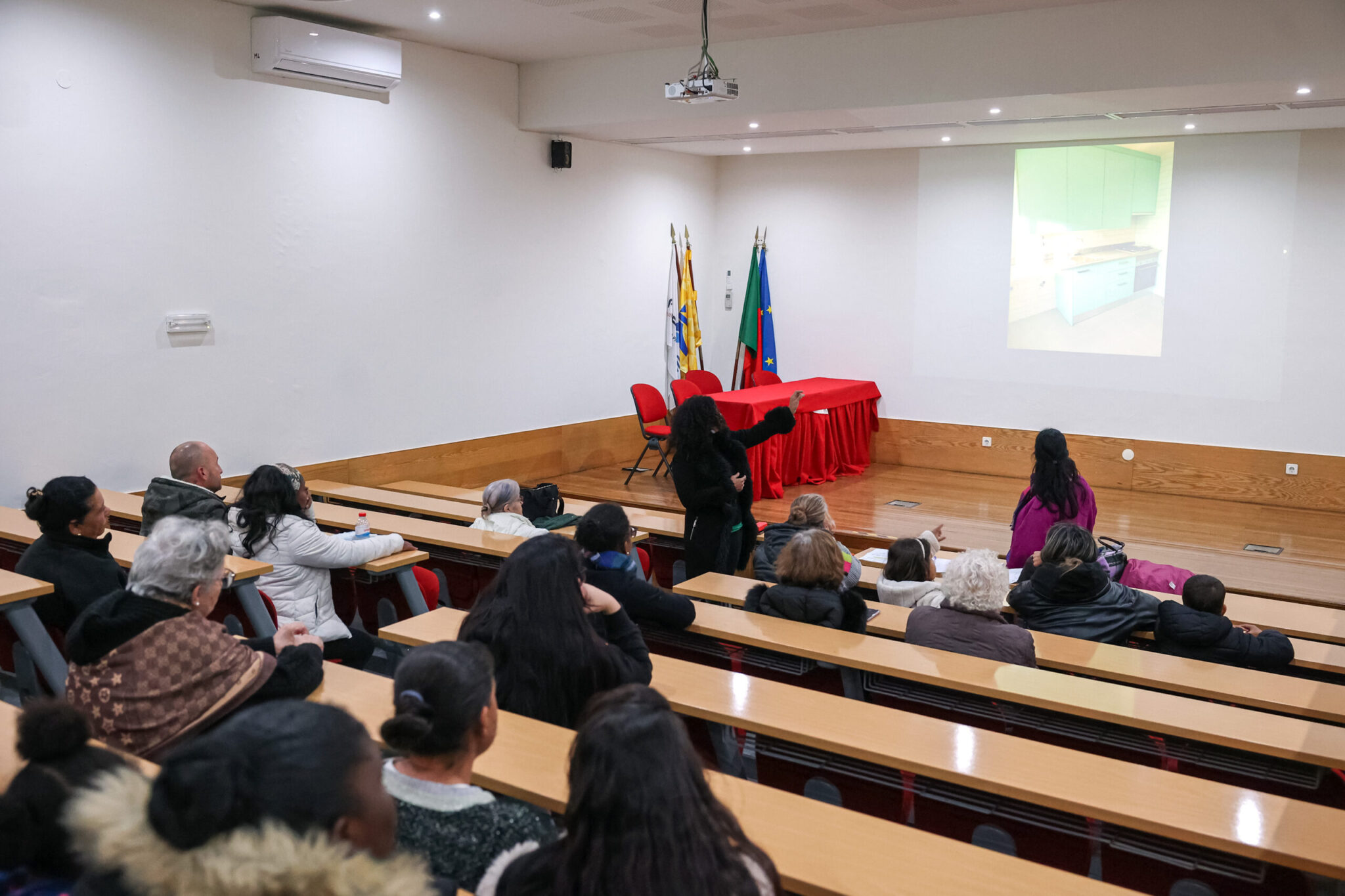 NBNC - reunião de trabalho Bairro das Manteigadas - apresentação de edifícios já reabilitados