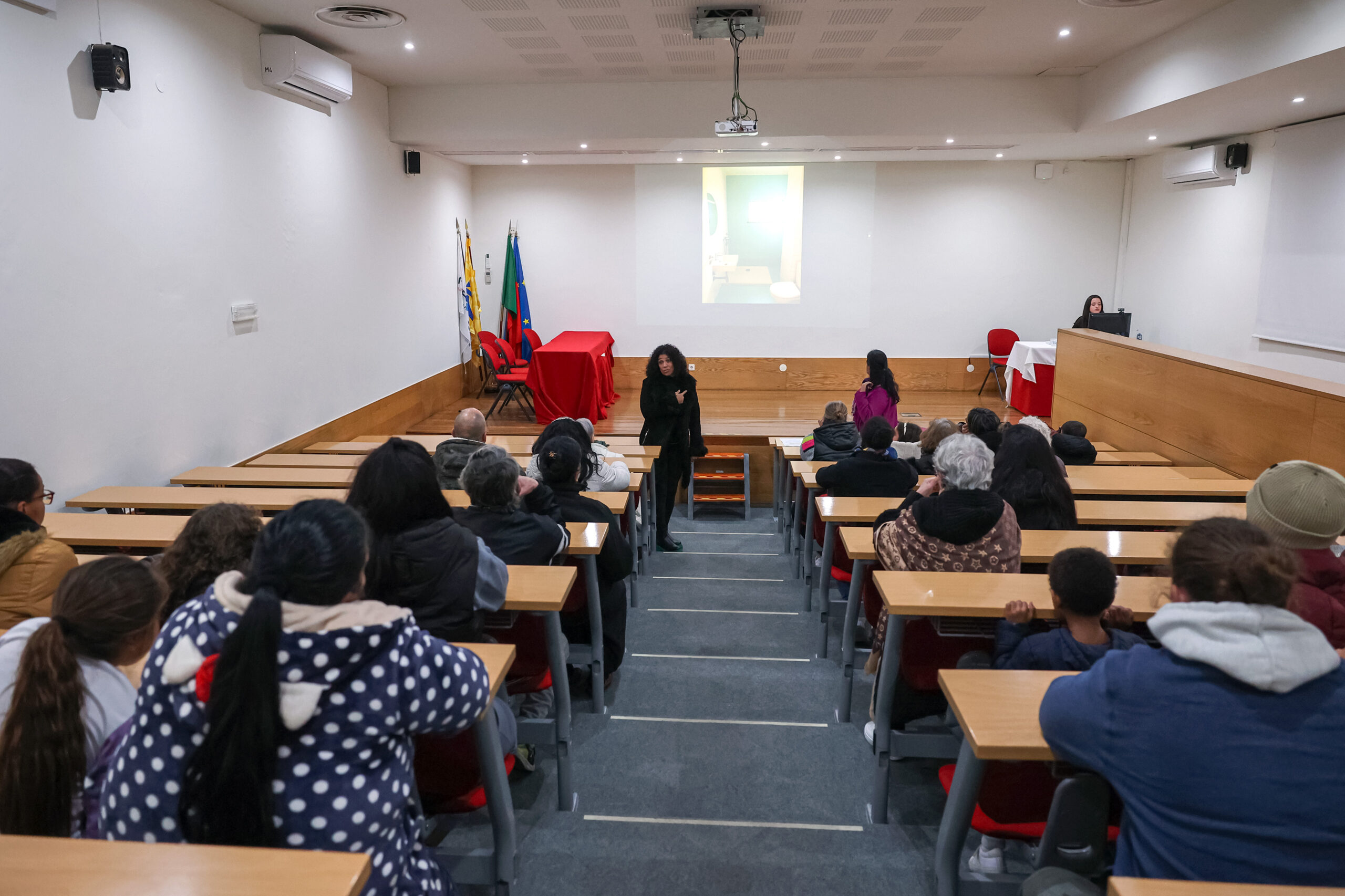 NBNC - reunião de trabalho Bairro das Manteigadas - apresentação de edifícios já reabilitados