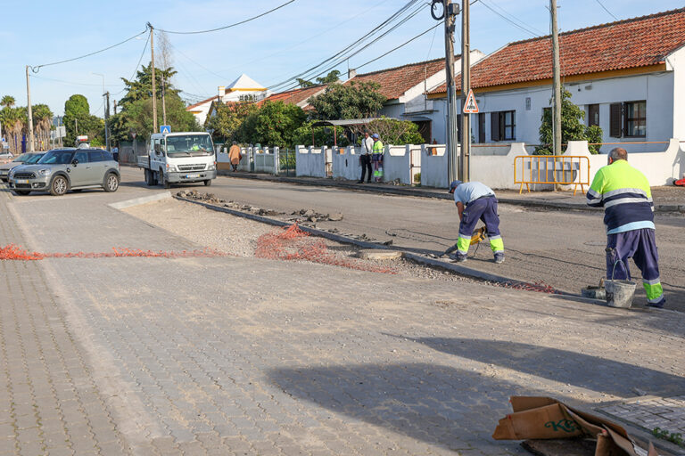 Obra em parceria entre a Câmara Municipal e a Junta de Freguesia de Azeitão melhora acessos numa zona de Vila Nogueira servida por equipamentos desportivos e pelo Centro de Saúde de Azeitão