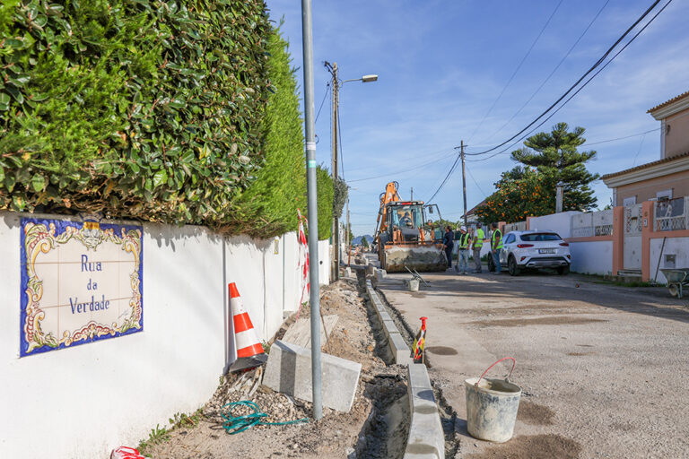 Rua da Verdade, em Brejos de Azeitão, está a ser requalificada
