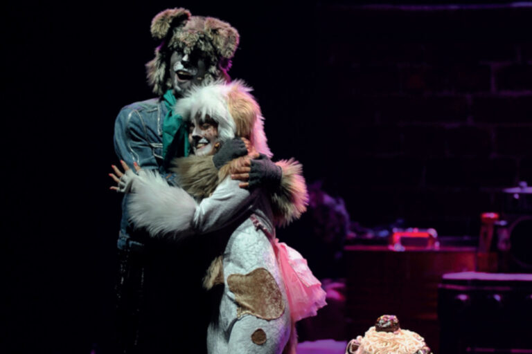 A peça "A Dama e o Vagabundo' apresenta-se no Fórum Municipal Luísa Todi