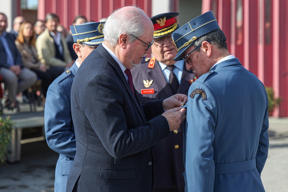Companhia de Bombeiros Sapadores de Setúbal celebrou 238 anos - chefe de 2.ª classe Daniel Dionísio recebe o Crachá de Ouro da Liga dos Bombeiros Portugueses