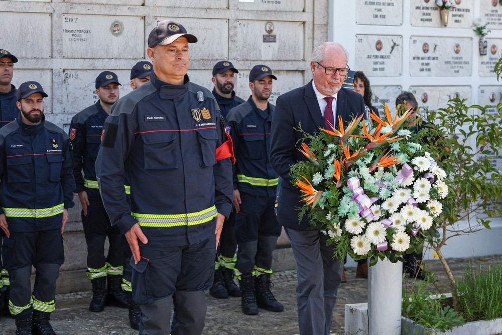 Companhia de Bombeiros Sapadores de Setúbal celebrou 238 anos - presidente da Câmara, André Martins, depôs uma coroa de flores no talhão dos bombeiros falecidos, no Cemitério da Nossa Senhora da Piedade