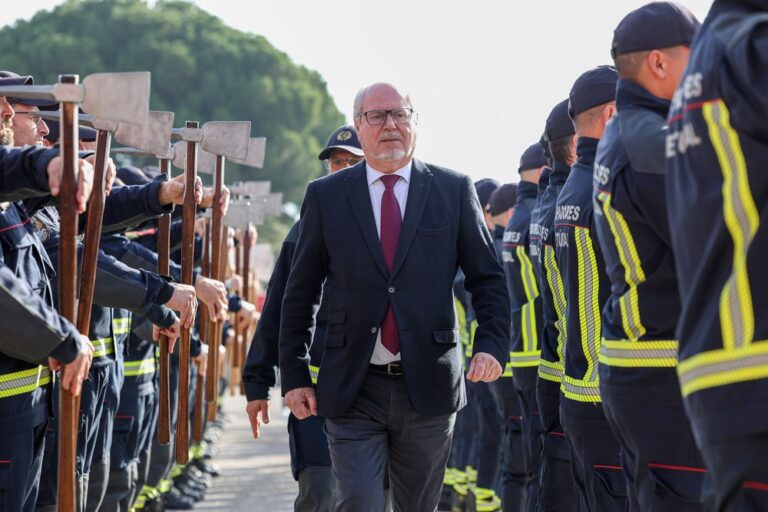 Companhia de Bombeiros Sapadores de Setúbal celebrou 238 anos - presidente da Câmara, André Martins, passa revista à companhia