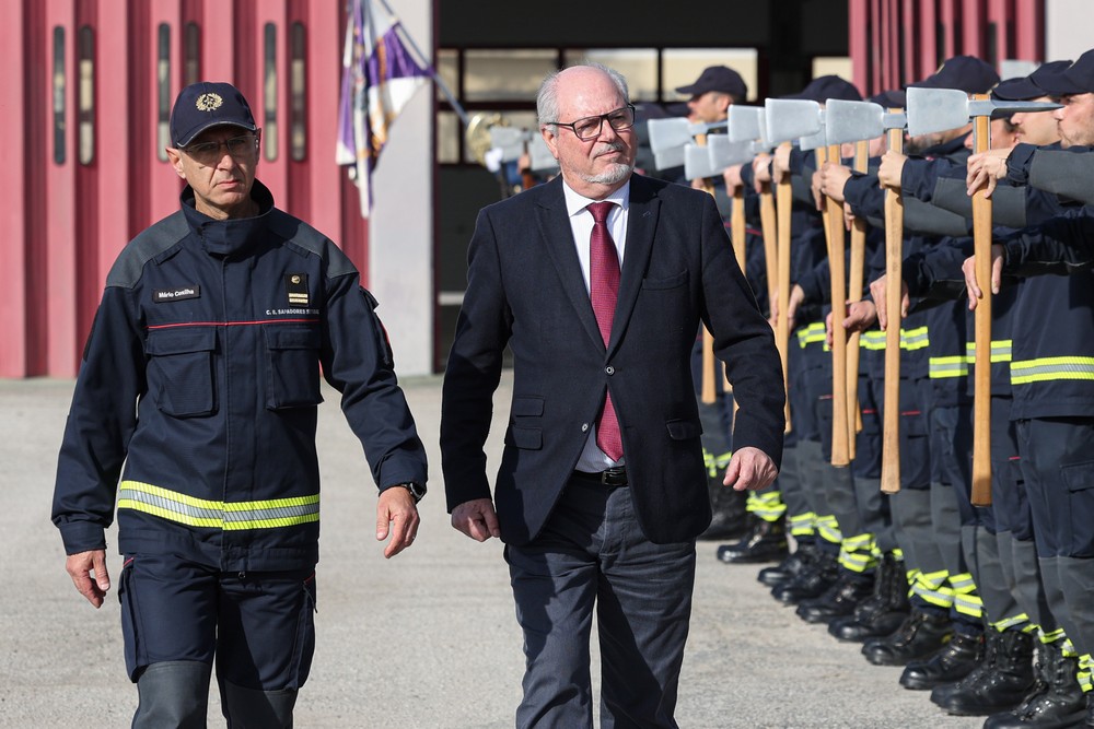 Companhia de Bombeiros Sapadores de Setúbal celebrou 238 anos - presidente da Câmara, André Martins, passa revista à companhia