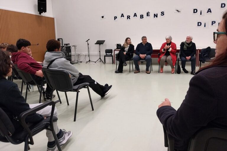 Encontro entre alunos e resistentes antifascistas, no âmbito da preparação dos jovens para a quarta edição do concurso nacional “História Militar e Juventude”, na Escola Secundária Lima de Freitas