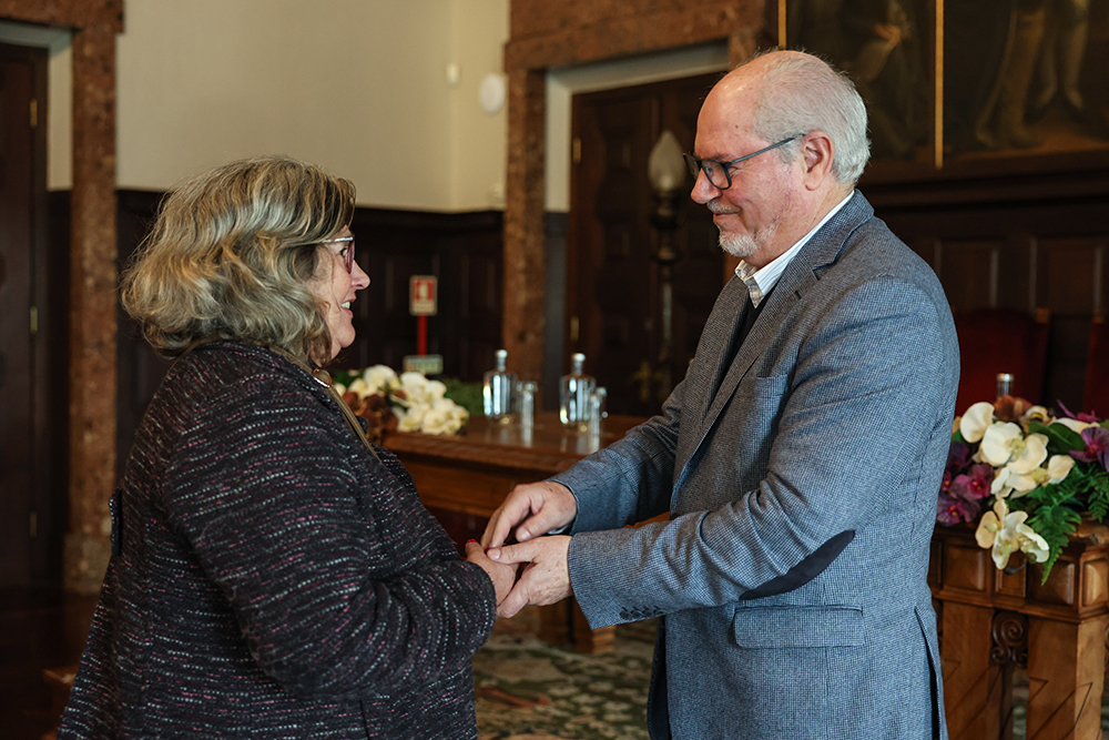 Câmara entregou as chaves das 12 primeiras casas reabilitadas no Bairro das Manteigadas - presidente André Martins entrega chave a uma moradora
