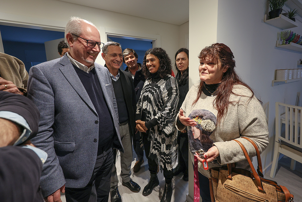 Câmara entregou as chaves das 12 primeiras casas reabilitadas no Bairro das Manteigadas - presidente André Martins visitou uma casa